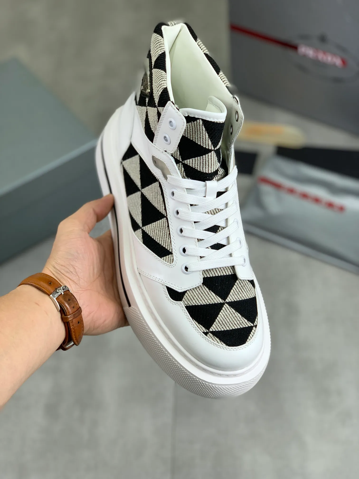 Men's shoes 💰P620 new model (high version) The new PRADA (Prada) high-top counter has launched the classic model at the same time. The new men's shoes and 😘fabrics are selected from the original imported calfskin. First layer of imported cowhide lining. The original version is awesome! 👍🏿Original open-molded non-slip PU outsole, with exquisite lines, simple and elegant, super comfortable and classy on foot, suitable for leisure travel. Code number:38-45